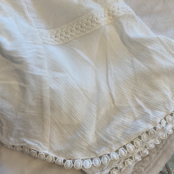 Lovers and Friends hug waisted shorts. - Picture 4 of 4